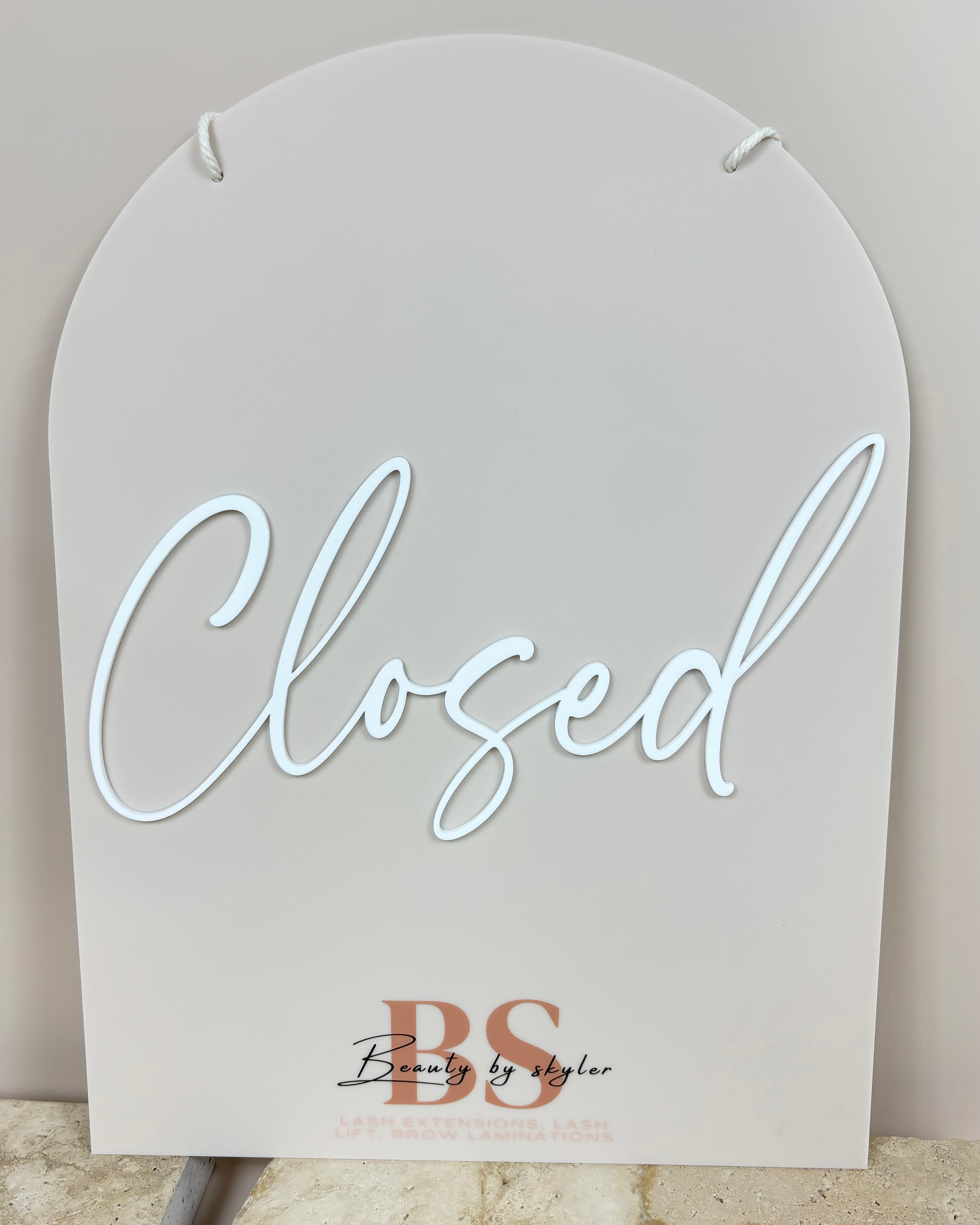 Closed sign in soft grey acrylic with white script – arched acrylic business sign