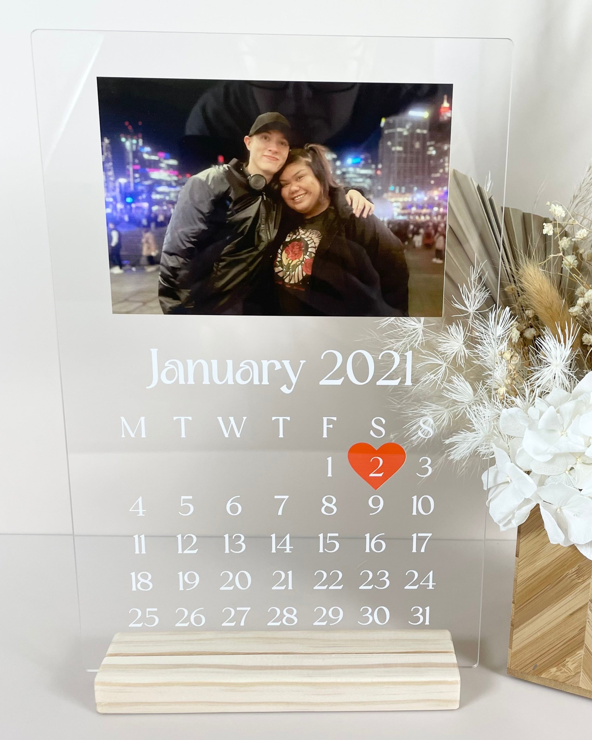 Anniversary date stand