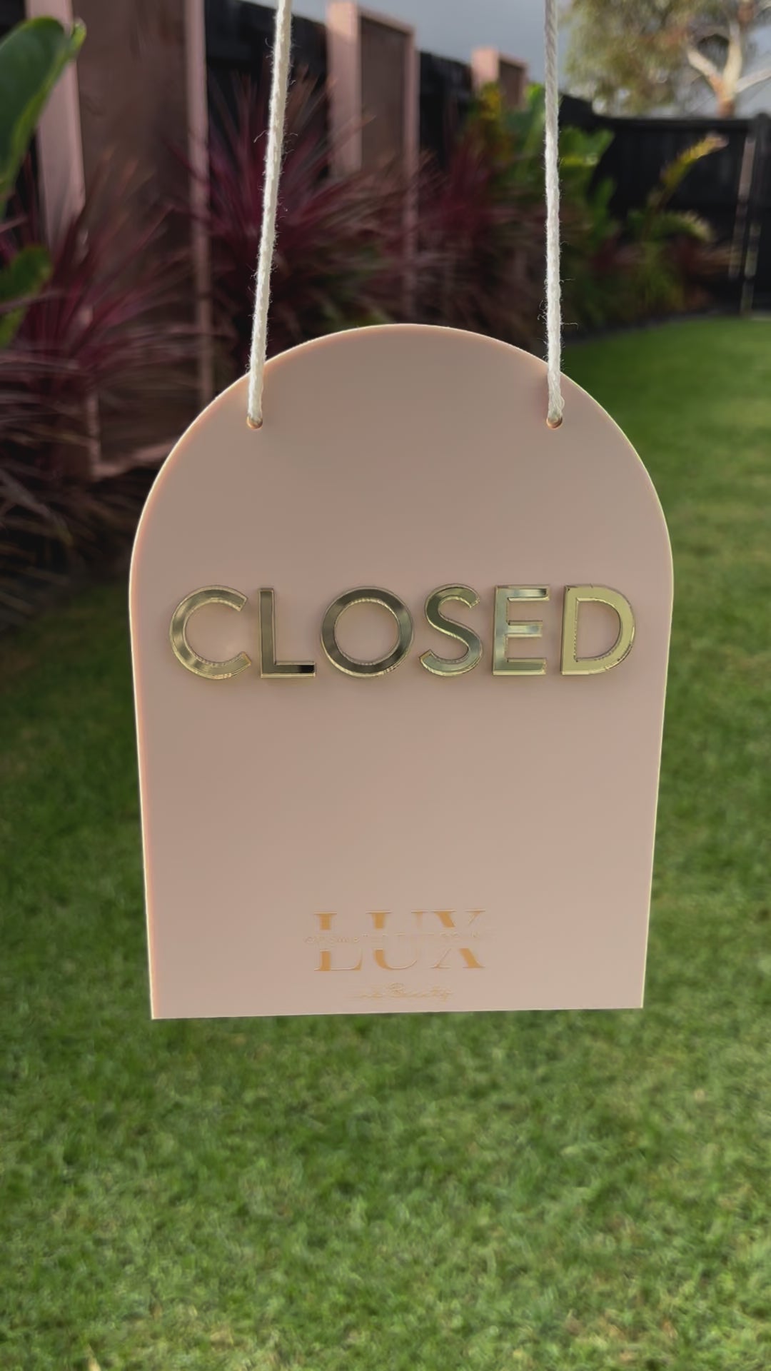 Custom arched closed sign in beige acrylic with engraved lettering – business door sign