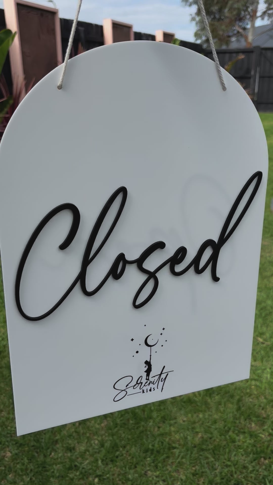 Closed sign in white acrylic with black lettering – arched shopfront sign. Video