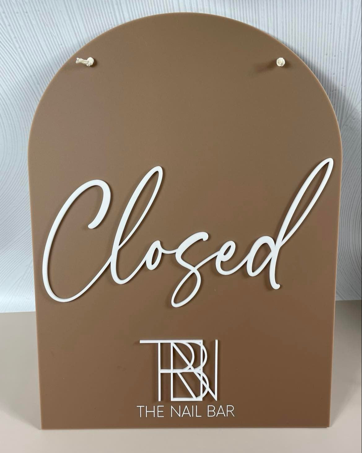 Closed sign in brown acrylic with white font – arched acrylic shop sign