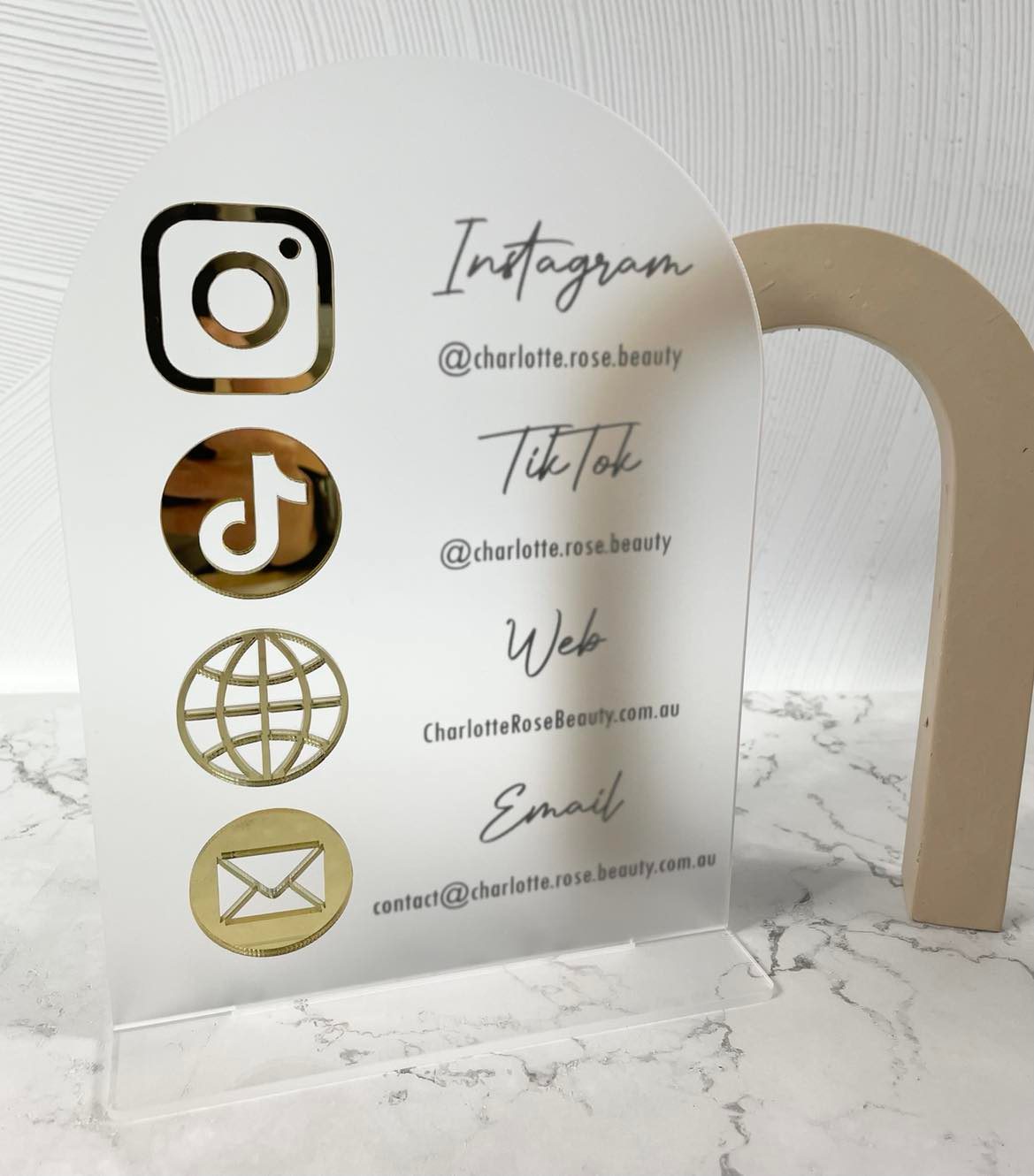 Social media stand - arched