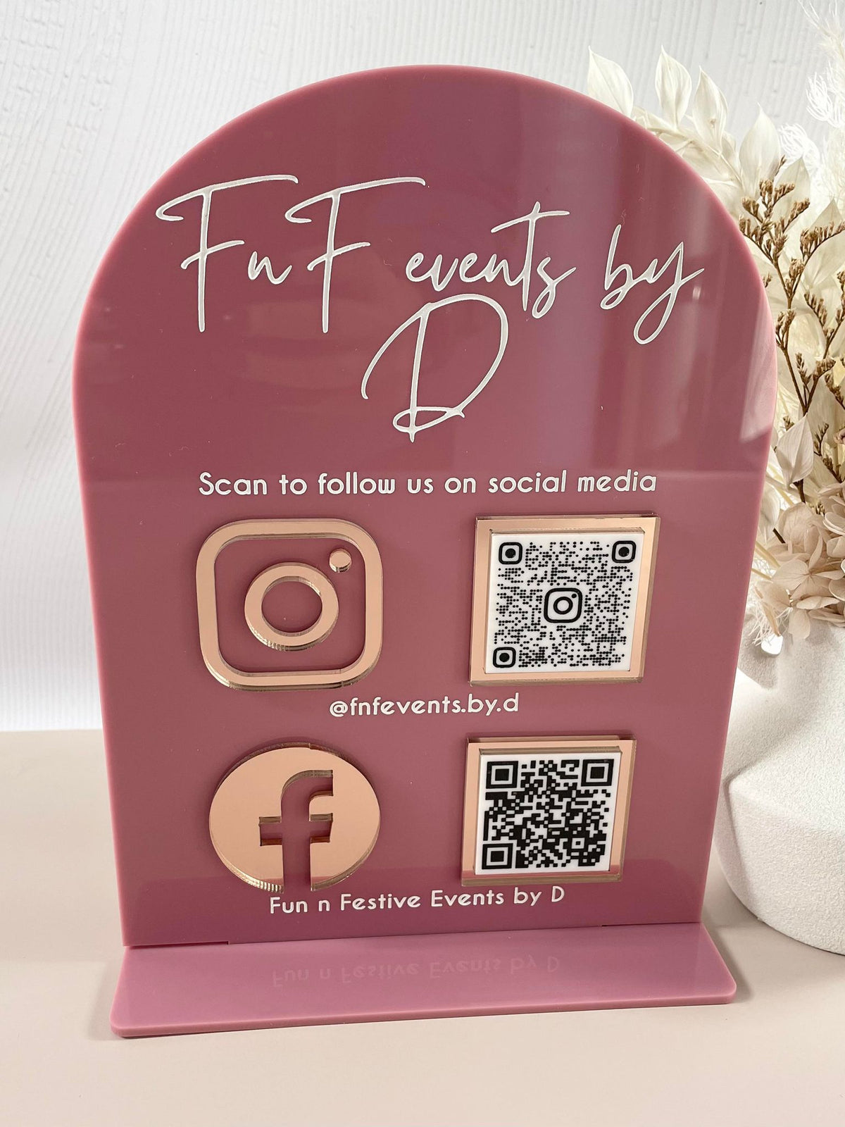 Social media stand (2 icon, 2 QR, arched)