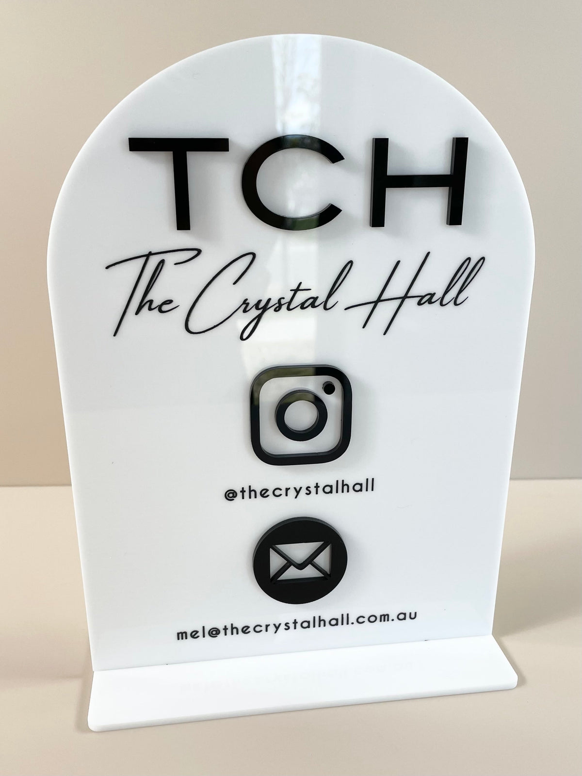 Social media stand - arched