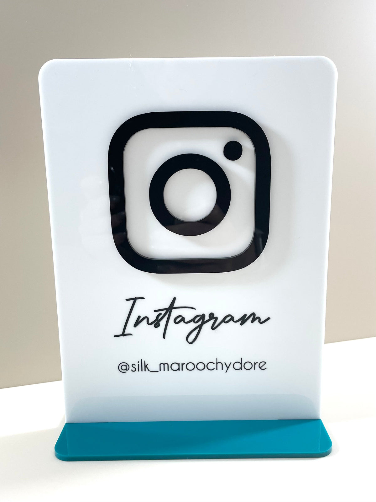 Social media stand - arched