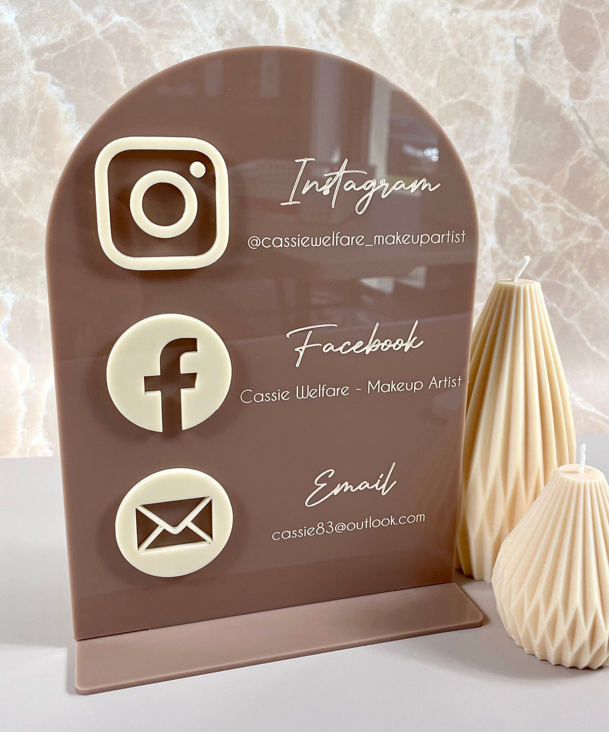 Social media stand - arched
