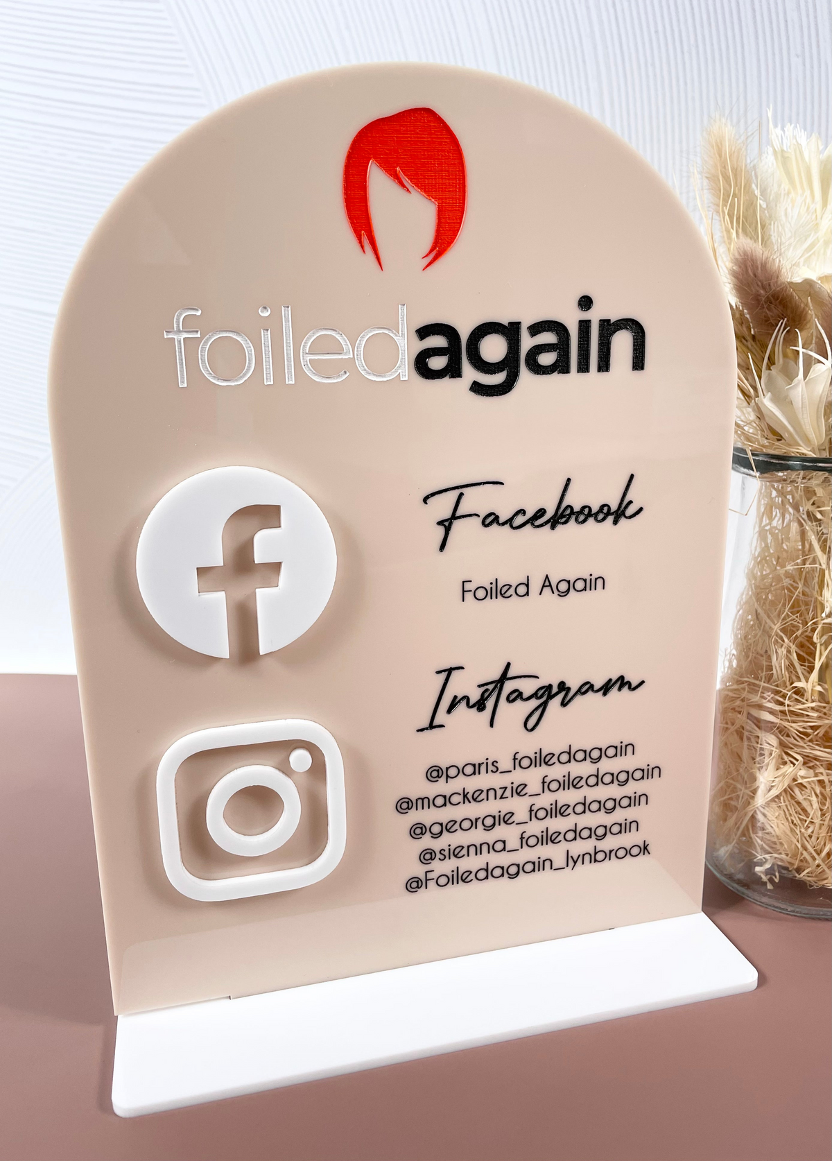 Social media stand - arched