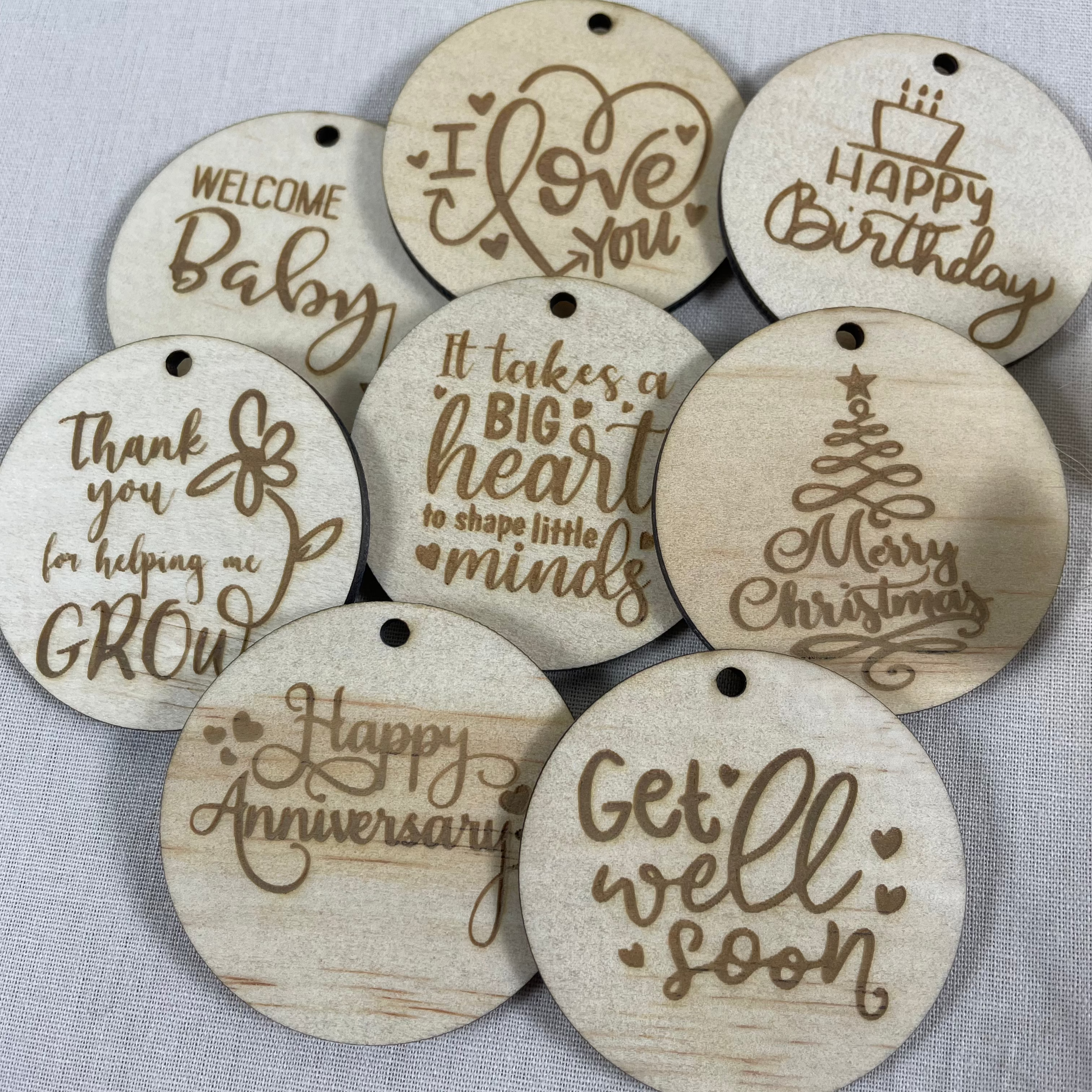 Round wooden tags with Christmas messages and custom engraving
